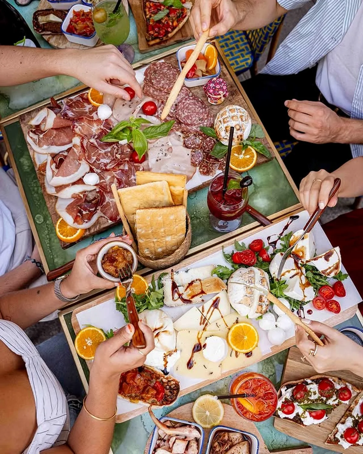 Grande table de produits italiens chez Nino Fresco