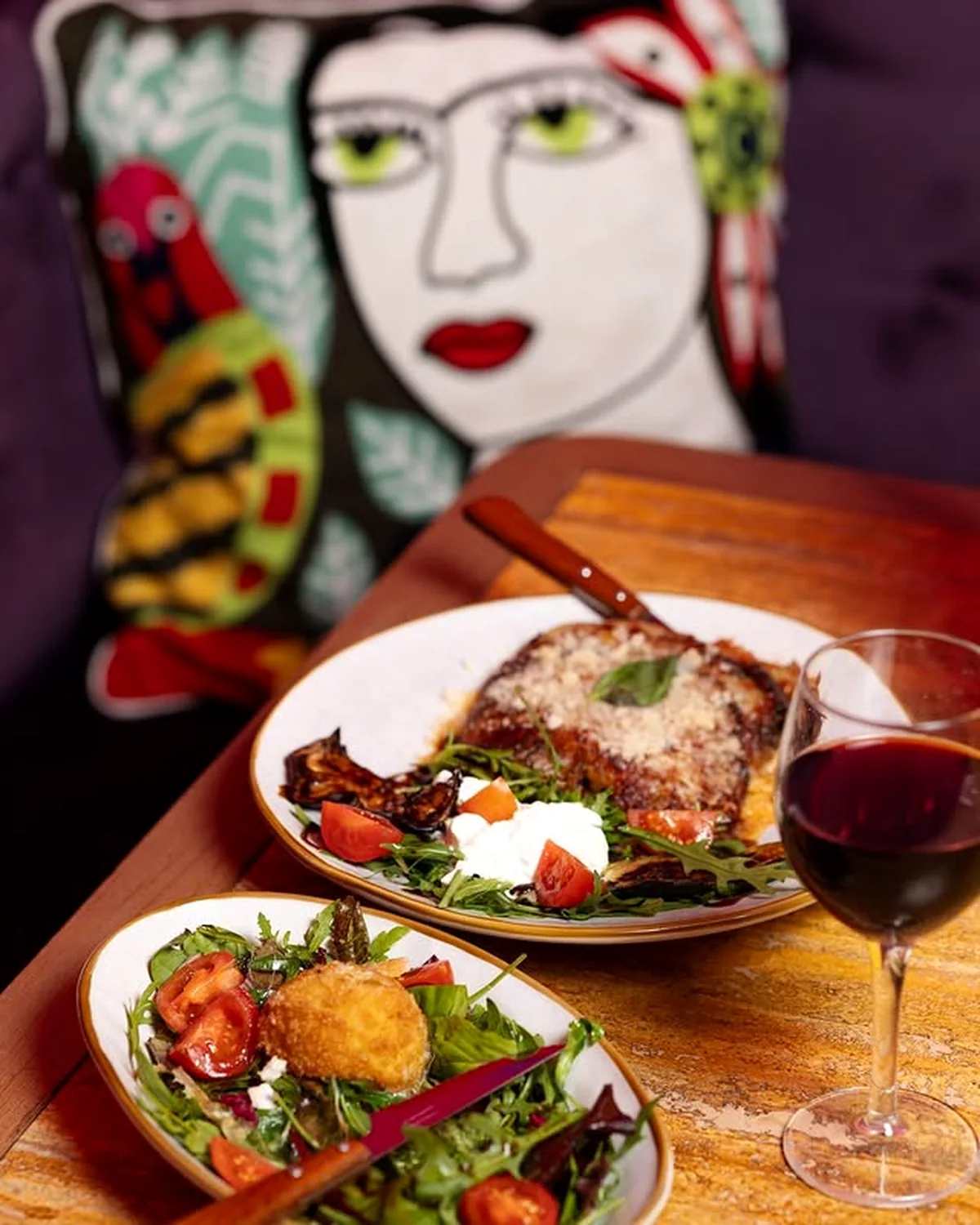 Plat italien, salade et verre de vin chez Nino Fresco
